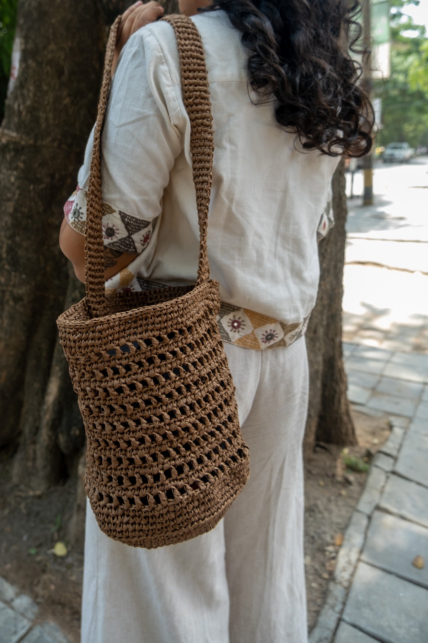 RAFFIA BUCKET BAG